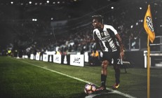 开云体育下载-战术革命，卢卡库如何以攻防转换核心身份，带领安哥拉强压曼联体系