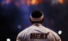 开云下载-赛道上的逆袭，哈斯车队险胜红牛二队，佩雷兹状态火热预示新格局