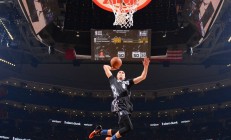 开云体育APP下载-绿茵与硬木，德甲争冠焦点战启示录，篮网关键战突围吉林队的竞技哲学