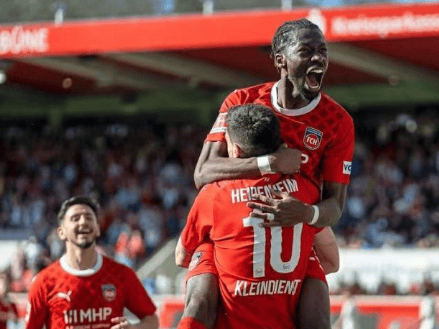 包含门兴格拉德巴赫客场失利，陷入低迷状态的词条