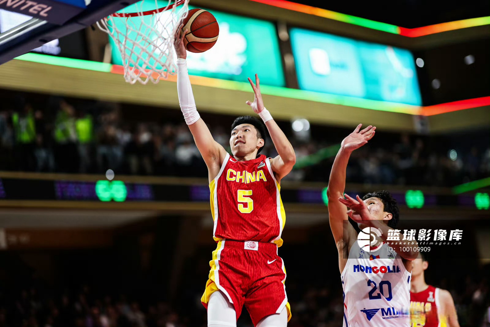 福建男篮在进攻防守中保持高度集中，取得胜利