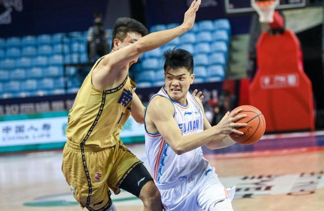 福建男篮在进攻防守中保持高度集中，取得胜利